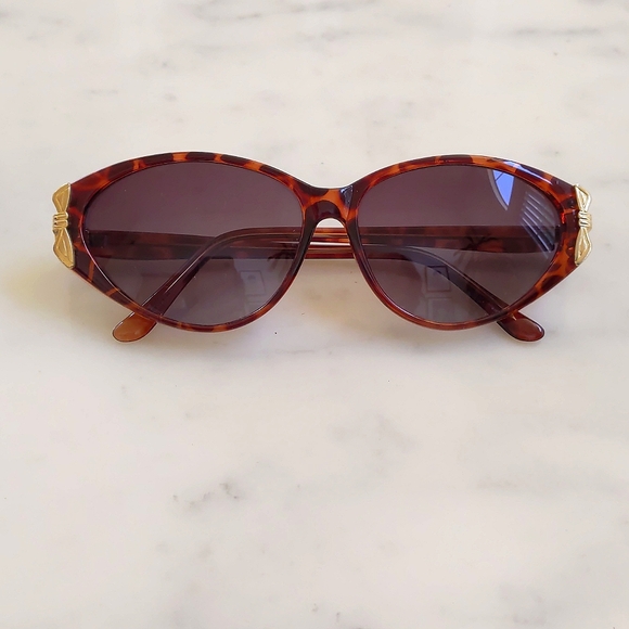 Vintage Multi Shades of Brown with Gold Décor Sunglasses. - Picture 1 of 3